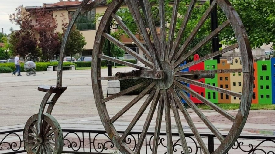 Реплика на първия роден велосипед краси Нова Загора