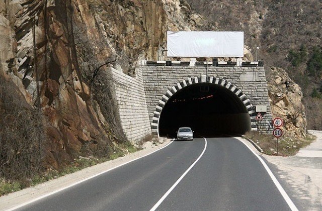 Министрите на Румен Радев спряха тунела под Петрохан