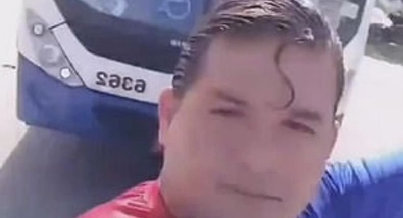 Автобус отнесе бразилски комик в костюм на Супермен, опитал се да го спре