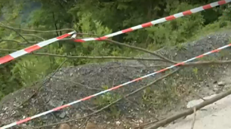 БЕДСТВИЕ: Свлачище гълта единствения път към села и махали край Своге