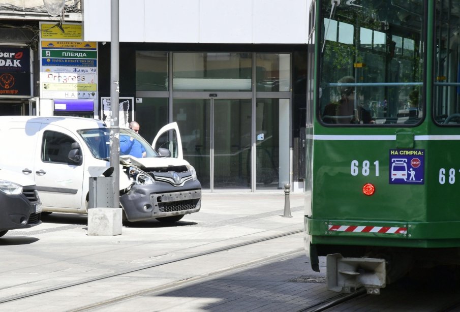 ОТ ПОСЛЕДНИТЕ МИНУТИ: Трамвай помля миниван на площад Славейков