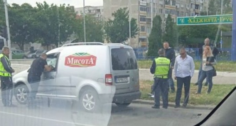 Тарашат кола за наркотици на кръстовище в Пловдив