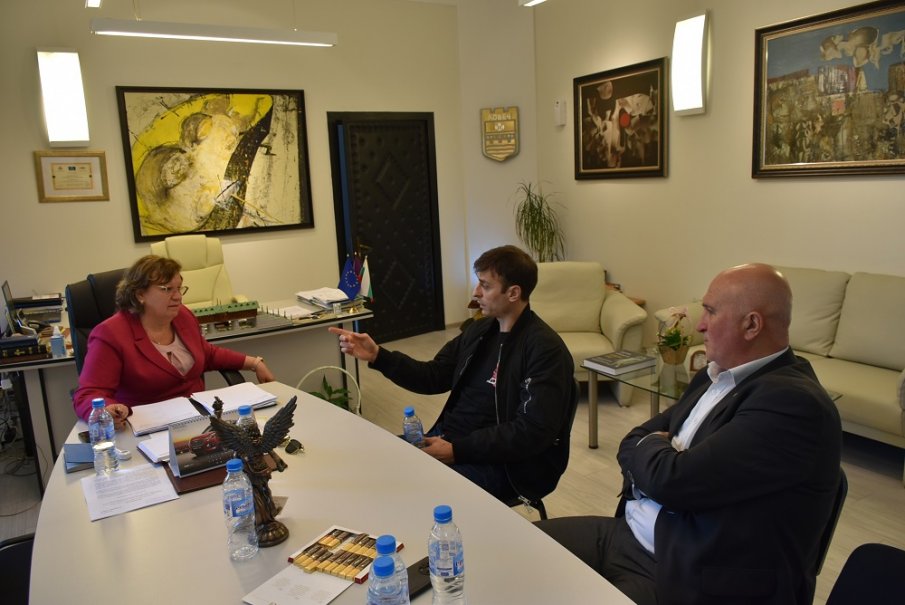 Кандидат-президентът на БФС Димитър Бербатов в Ловеч: Старая се да дам надежда за промяна (СНИМКИ)