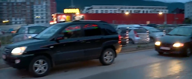 АДСКО ЗАДРЪСТВАНЕ: Куп клиенти бяха блокирани в паркинга на мол в София