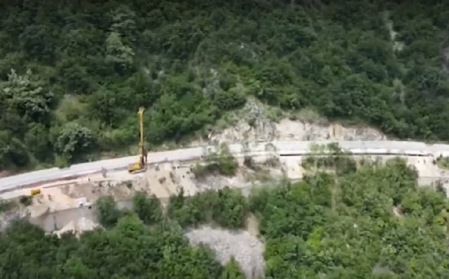 Продължава разчистването на свлачището на пътя Кричим - Девин