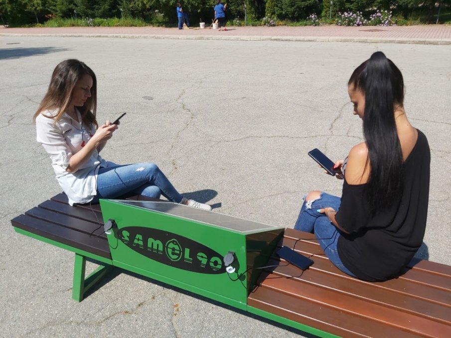 Наши ученици сглобиха фотоволтаична пейка за прочистване на въздуха