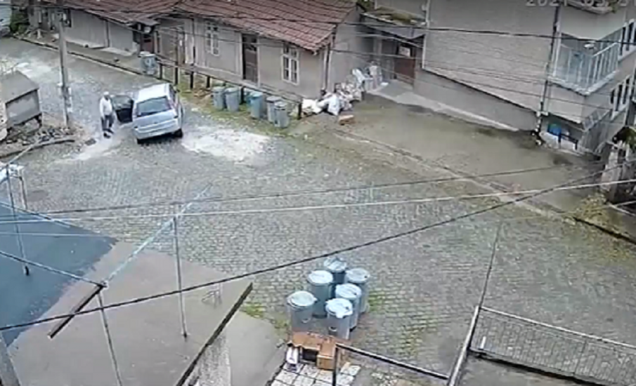 Кола пропадна в кратер в центъра на Велико Търново