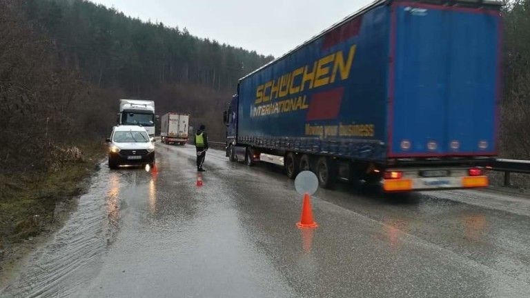 Пуснаха трафика през Прохода на Републиката