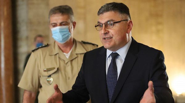 Министър Панайотов проговори за проверките в армията, неглижира нахлуването на командоси в цеха в Чешнегирово