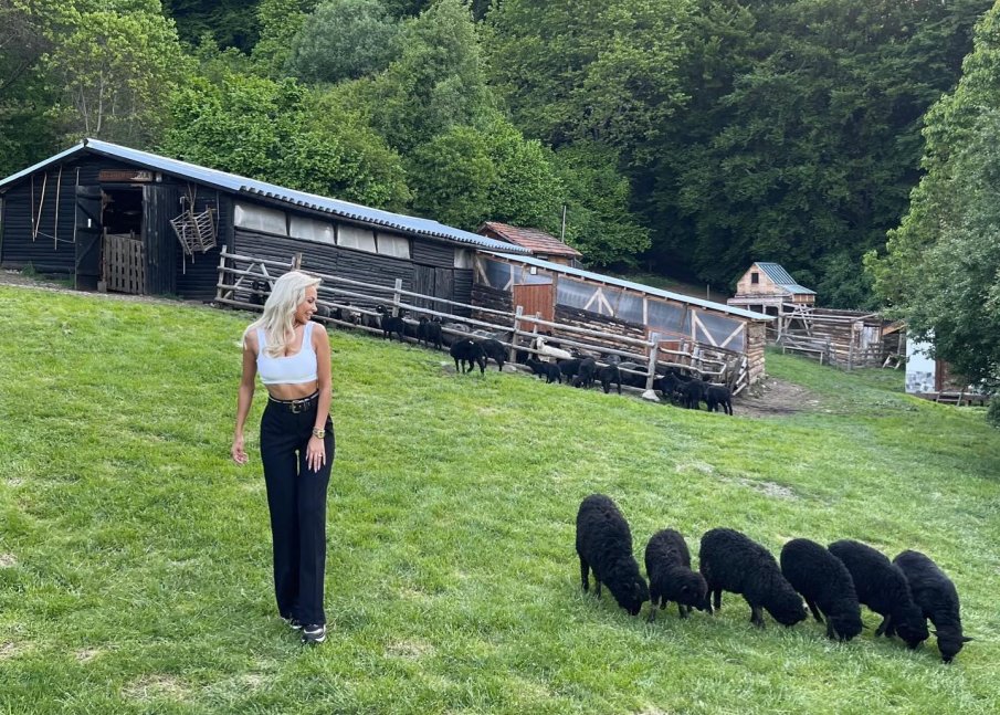 Жанета Осипова цитира Джобс по прозрачно боди (СНИМКИ 18+)