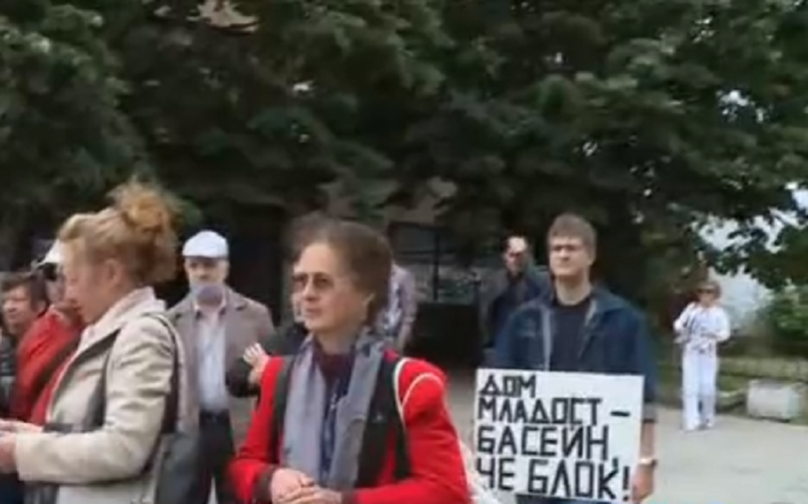 Във Варна скочиха на протест заради събарянето на плувния комплекс Дом Младост