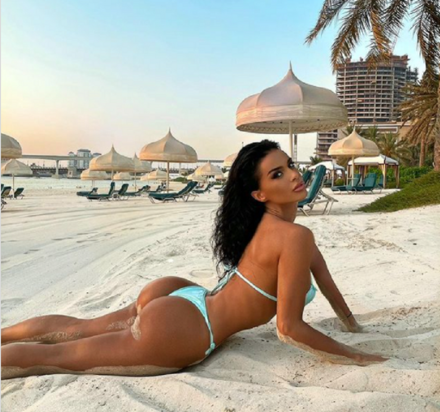 Футболна съпруга предизвиква фантазиите заради дупето си (ГОРЕЩИ СНИМКИ)