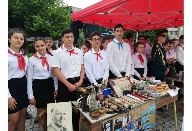 Тровят съзнанието на ученици в Кърджали с комунистически лъжи и митове