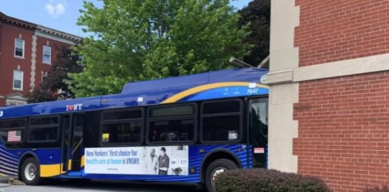 Най-малко 17 пострадали, след като автобус се вряза в жилищна сграда в Ню Йорк