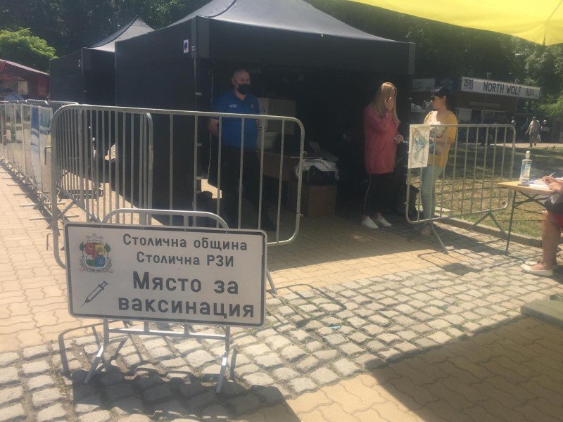 Над 400 души се ваксинираха в събота в мобилните пунктове в столични паркове
