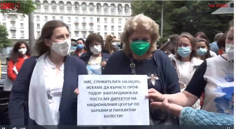 ИЗВЪНРЕДНО В ПИК TV: Десетки лекари на протест в защита на проф. Кантарджиев от чистката на Радев: Ще сме тук всеки ден! За месец и половина са на власт и решиха да режат месо от медицината (ВИДЕО/ОБНОВЕНА)