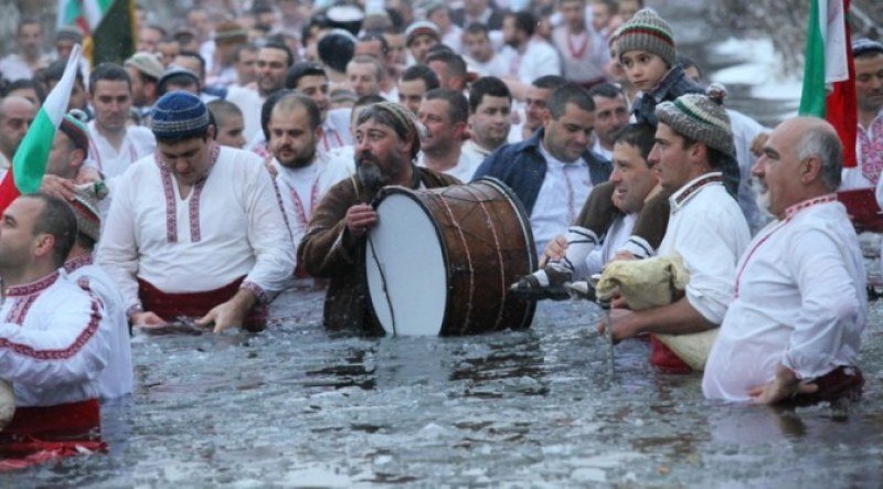 Оправдаха кмета на Калофер за мъжкото хоро в река Тунджа