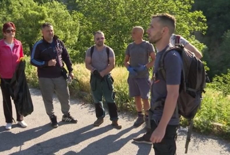 Десетки доброволци се включиха в почистването на Сливенския Балкан