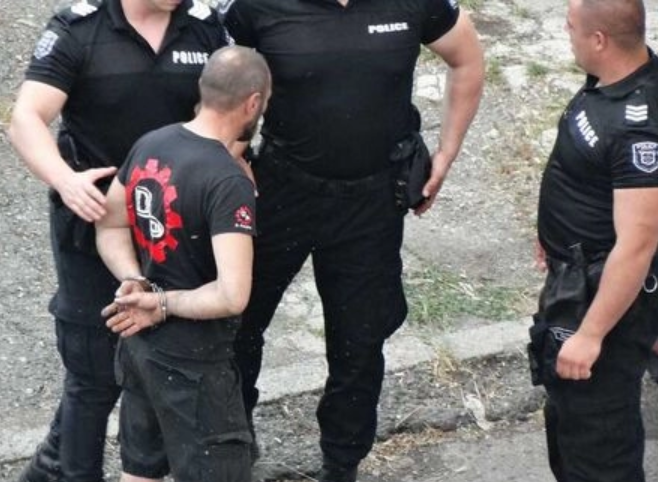 Задържаха мъж с ауди за наркотици в бургаски квартал (СНИМКИ)