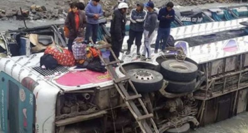 ТРАГЕДИЯ! 17 загинали, след като автобус падна в дере в Перу