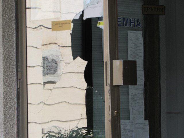 Обезумял мъж размахва нож в центъра на Русе - счупи стъкло и в полицията