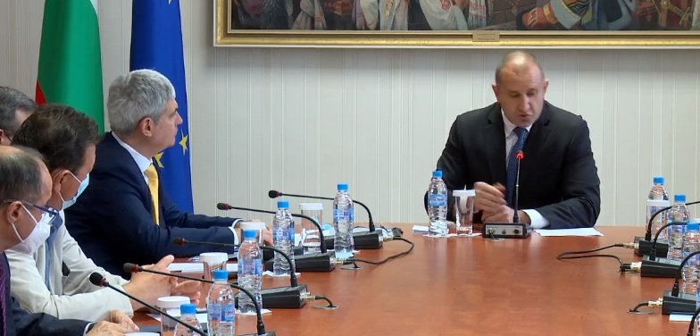 Румен Радев с първи думи за падналия изтребител: Призовавам за сдържане от спекулации, пилотът е прекрасен човек и добър професионалист