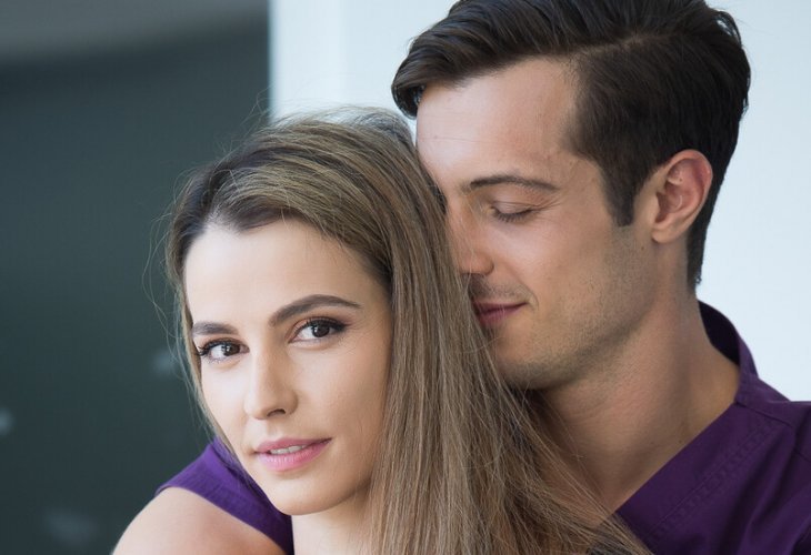 Звезди от Откраднат живот разхождат бездомни кучета (СНИМКИ)