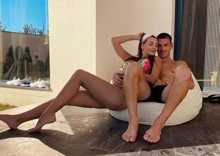 Сръбска певица демонстрира вярност към Цървена звезда и получи предложение за брак