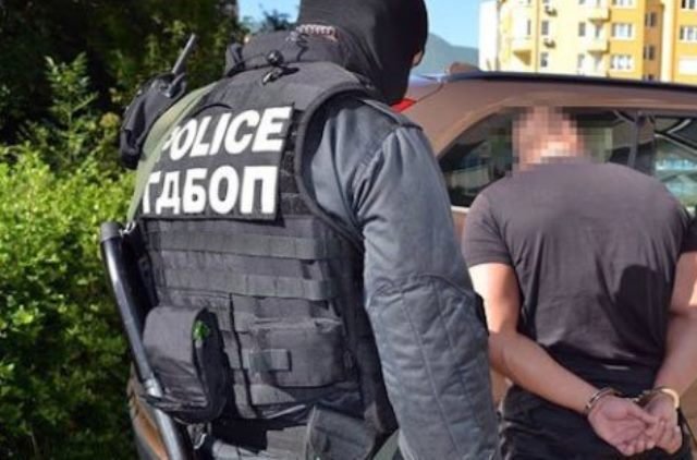Две жени и мъж са закопчани за наркотици в Хасково