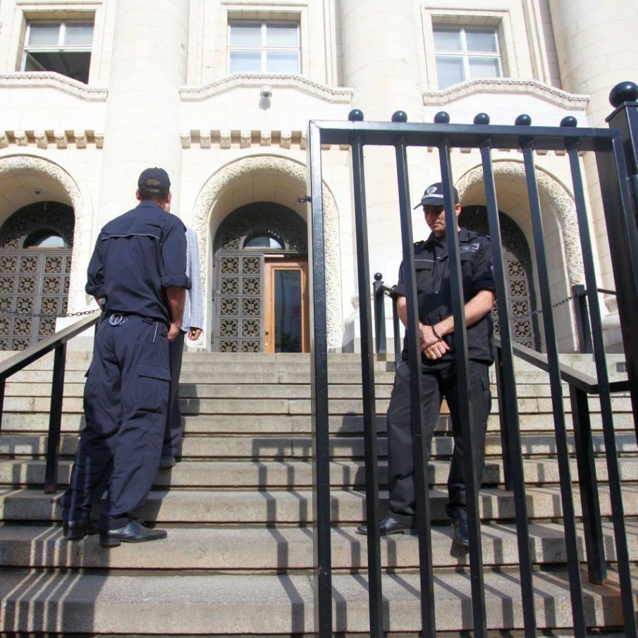 ИЗВЪНРЕДНО: Сигнал за бомба затвори Съдебната палата в София