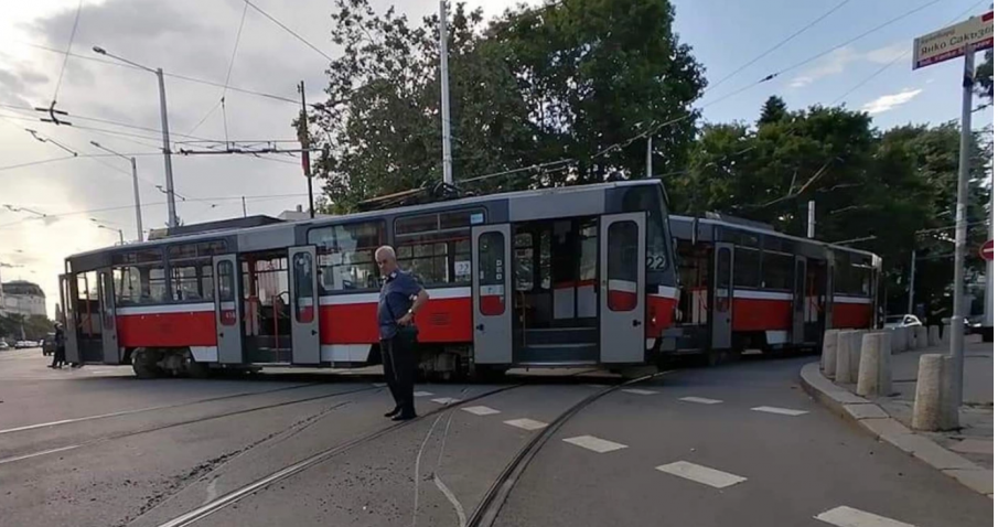 Трамвай 22 дерайлира до парка Заимов