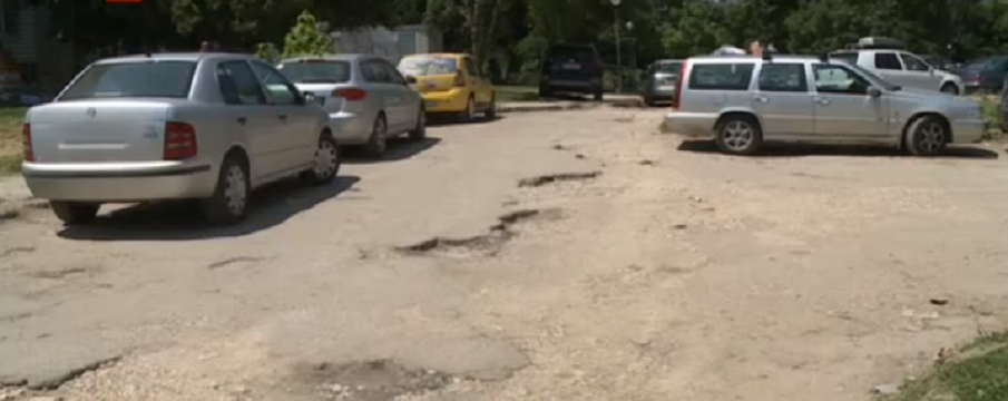 НЕВОЛИ: Огромни дупки чупят коли в русенски квартал