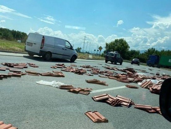 Разпилени керемиди затрудняват движението по Околовръстното на Пловдив