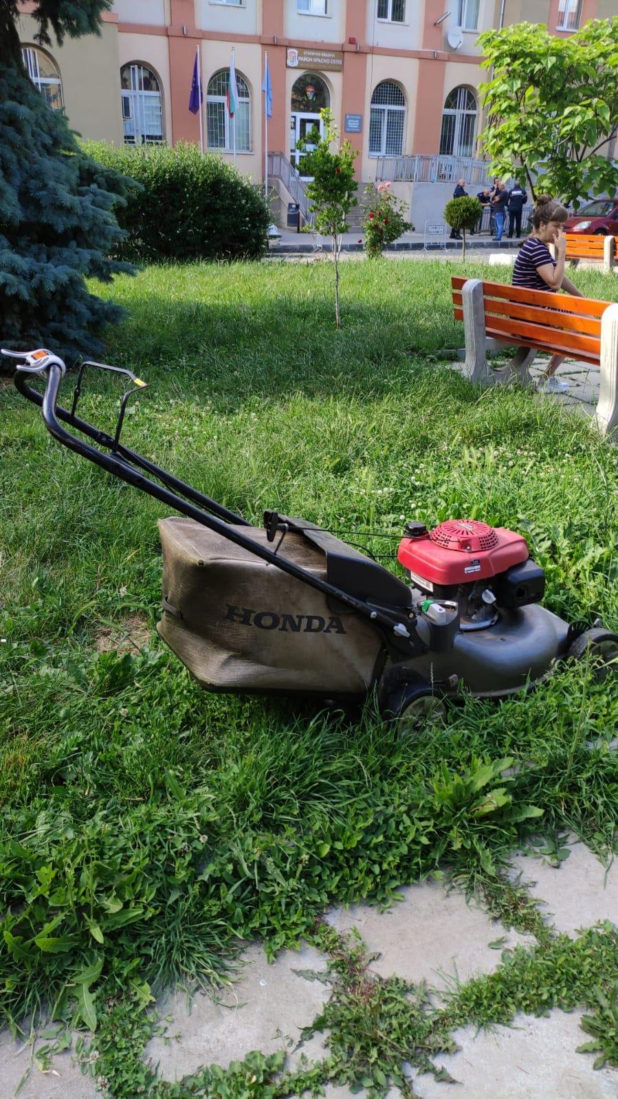 Инспектират косенето на тревните площи в София