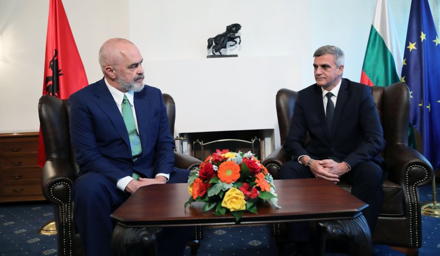 Янев провежда среща с премиера на Албания, неофициално ще искаме назаем машини за вота