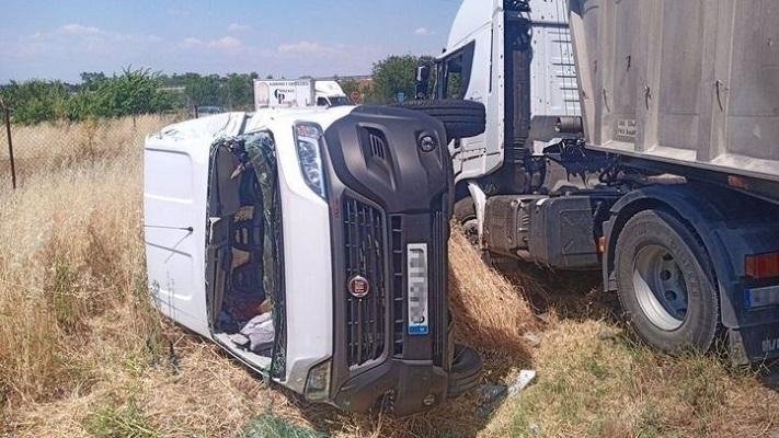 Разсеян шофьор предизвика верижна катастрофа в Бургас, прати двама в болницата