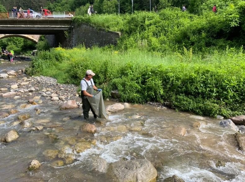 Близо 200 доброволци от Враца почистиха около река Лева