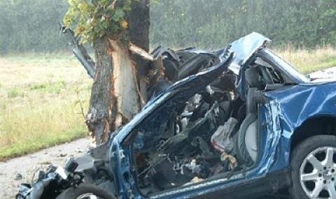 КЪРВАВО МЕЛЕ: Кола се разби в дърво на пътя Русе - Силистра, загинаха момче и момиче