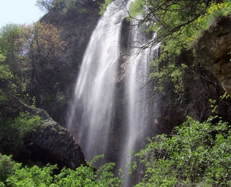 Туристи и доброволци с акция за почистване на района на Скакавишкия водопад