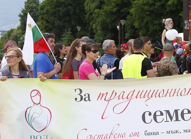ГОРЕЩО В ПИК: Столичани на мирно шествие срещу гей парада и в защита на традиционното семейство (ВИДЕО/СНИМКИ)