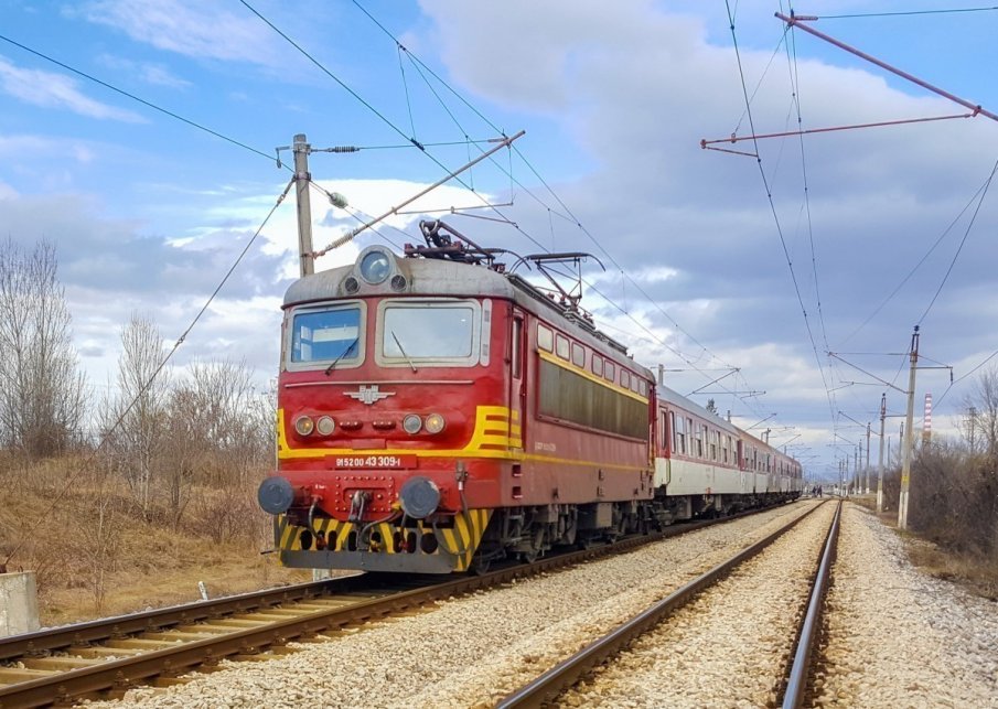 УНИКУМ: Изпратиха влак за Драгоман към дефилето, а този за Варна - към Драгоман