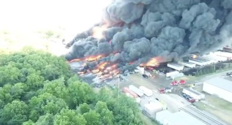 Голям пожар в химически завод в щата Илинойс (ВИДЕО)