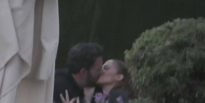 В КРАЧКА! Хванаха Дженифър Лопес да се целува с...(ВИДЕО)