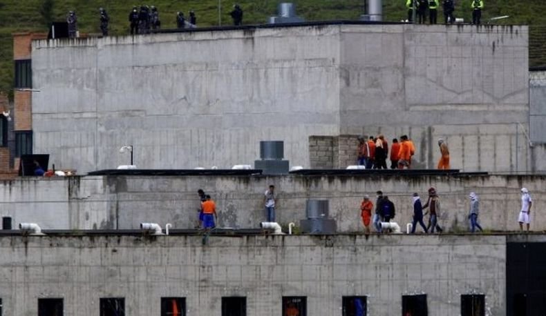 Двама загинали и над 10 ранени след сблъсъци между затворници в Еквадор
