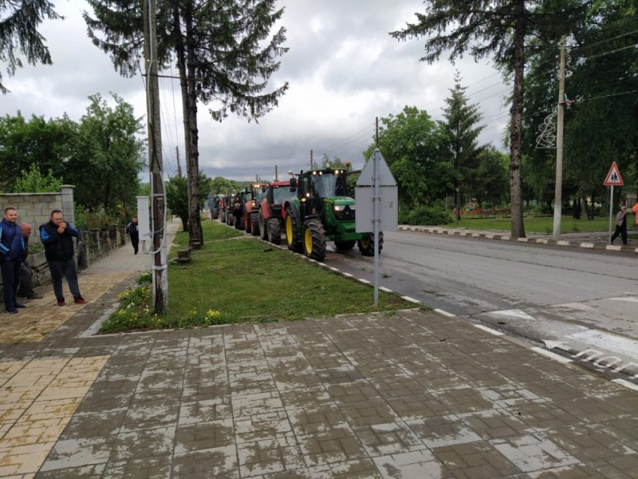 В Кардам излязоха на протест заради скапан път към Румъния