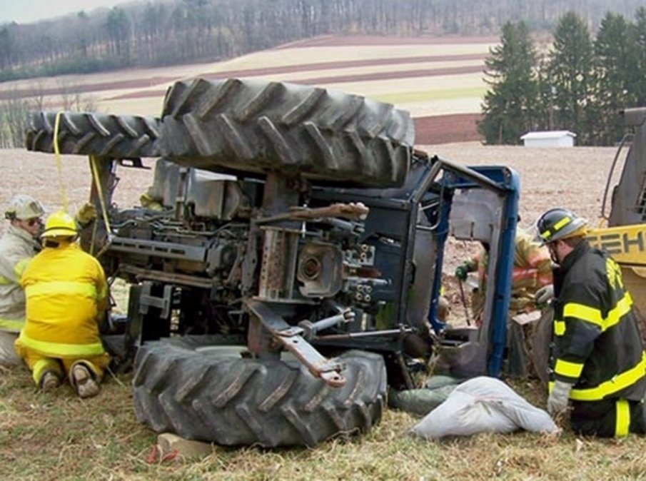 Борят се за живота на мъж, пострадал при ремонт на трактор