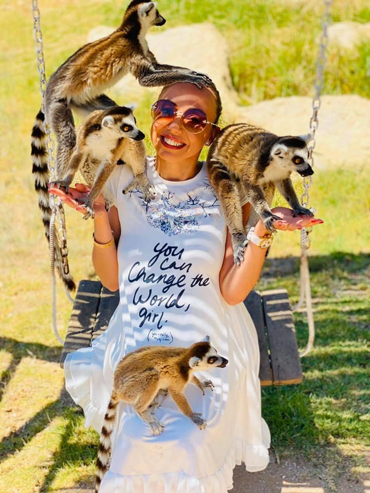 Лемури нападнаха певицата Мира в Африка