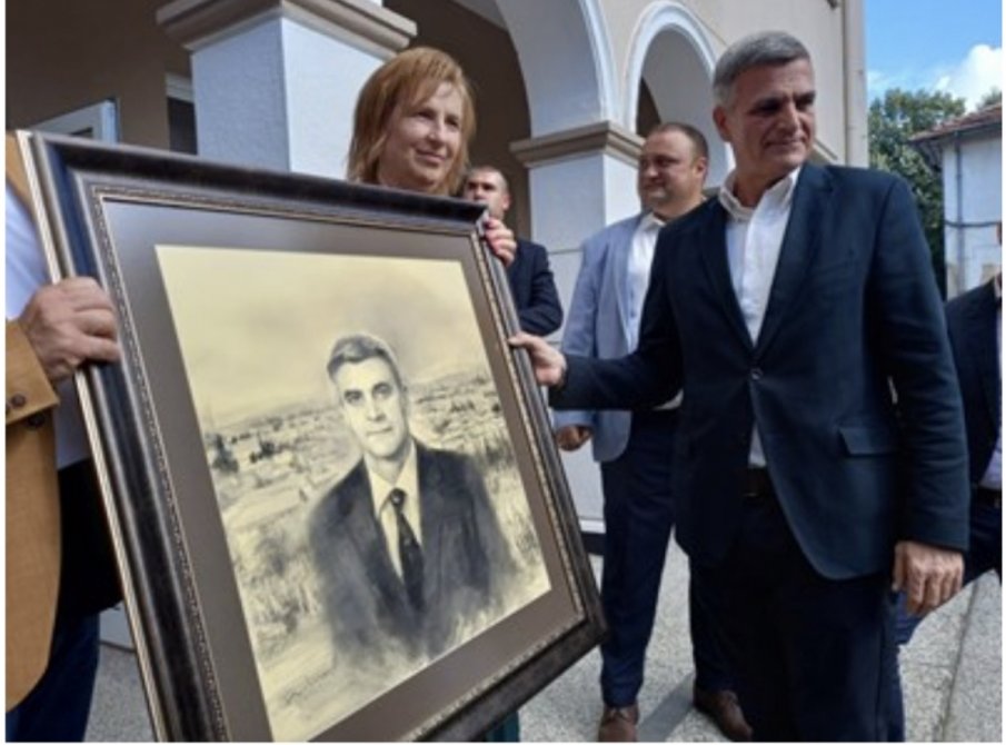 Доживяхме да го зърнем, да го пипнем... Поповица се поклони на съселянина си - премиер