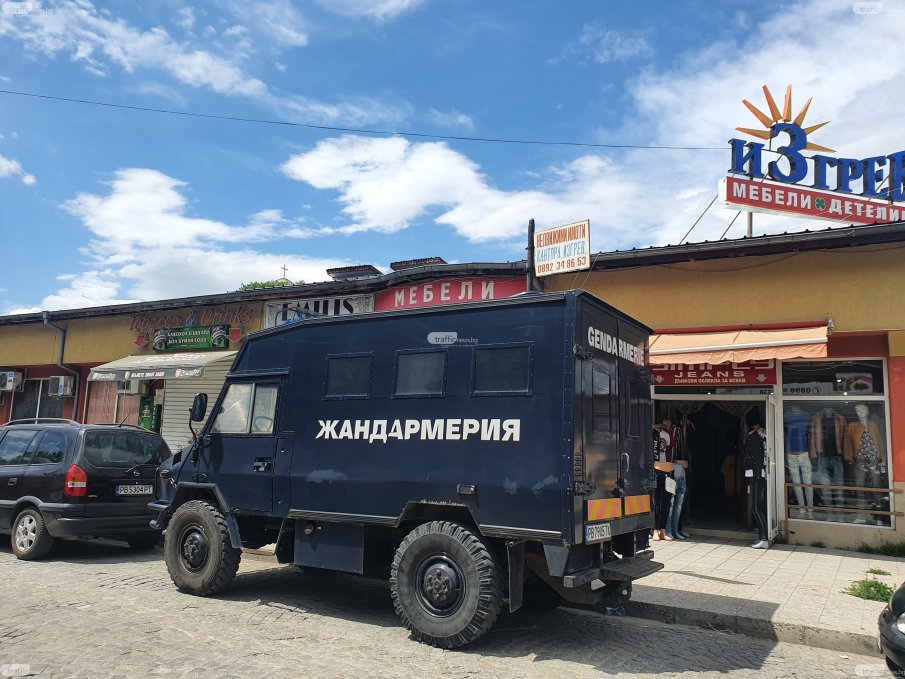 ОТ ПОСЛЕДНИТЕ МИНУТИ: Жандармерия нахлу в мол в гетото на Пловдив