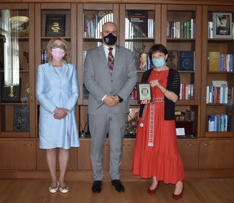 Главният прокурор Иван Гешев награди прокурор Емилена Попова